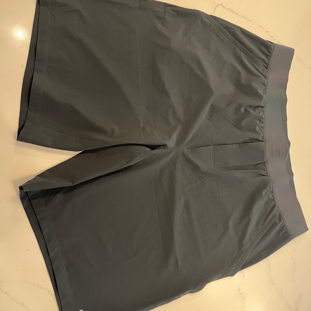 Alo Men's Gray Shorts Size XL